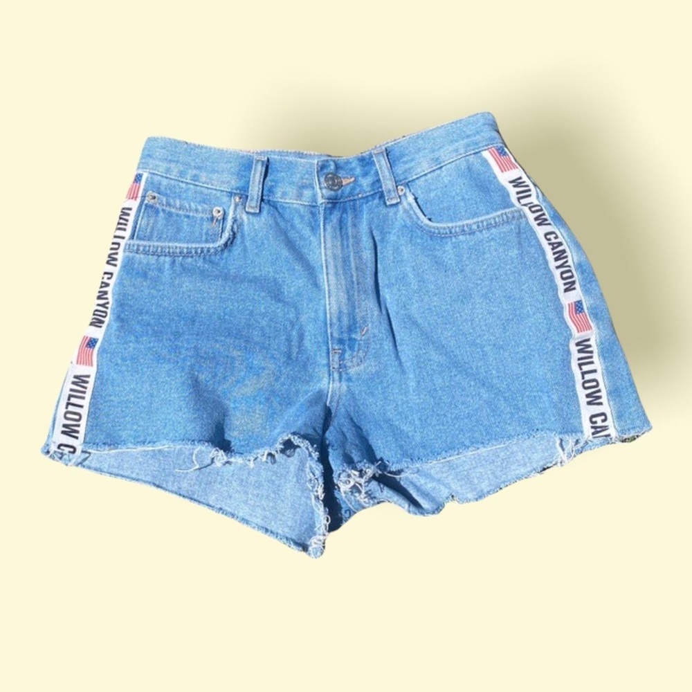 Adorable Pull&Bear shorts in a size 34.